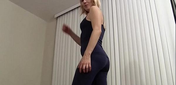  These tight yoga pants really hug my shaved pussy JOI